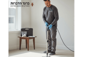 טכנאי הדברה עובד עם שואב אבק ומנקה שטיח.